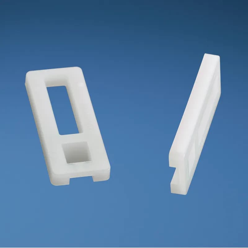 The cable tie mount in natural color is applied with a #10 (M5) screw. It is made of nylon 6.6, which increases mechanical strength, heat and wear resistance, and stiffness in indoor environments. It comes in packages of 100.